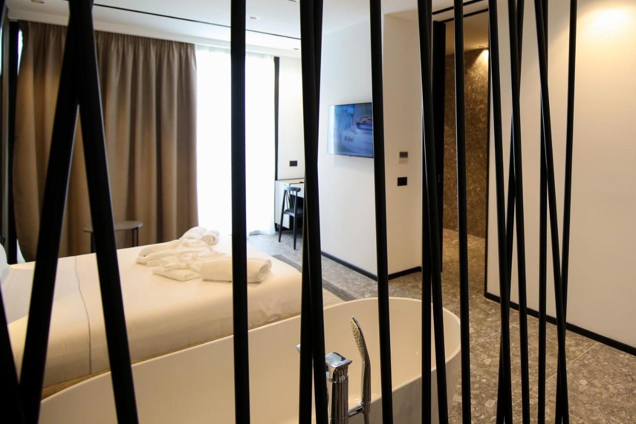 Nobus & Hotell Radhimë