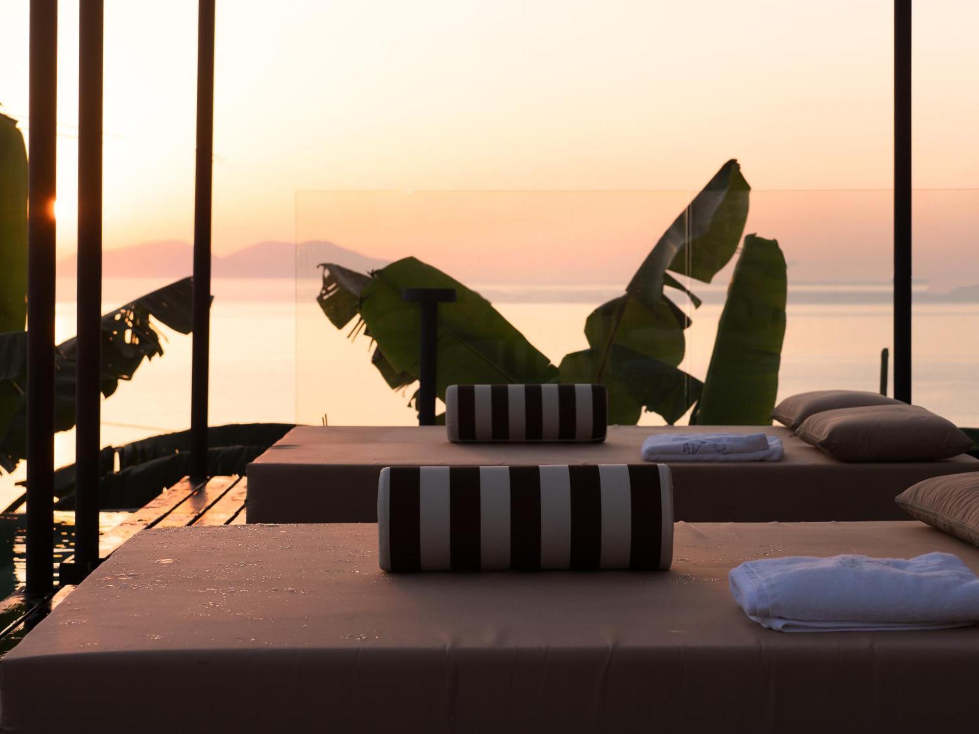 Hotel Nobus & 4*