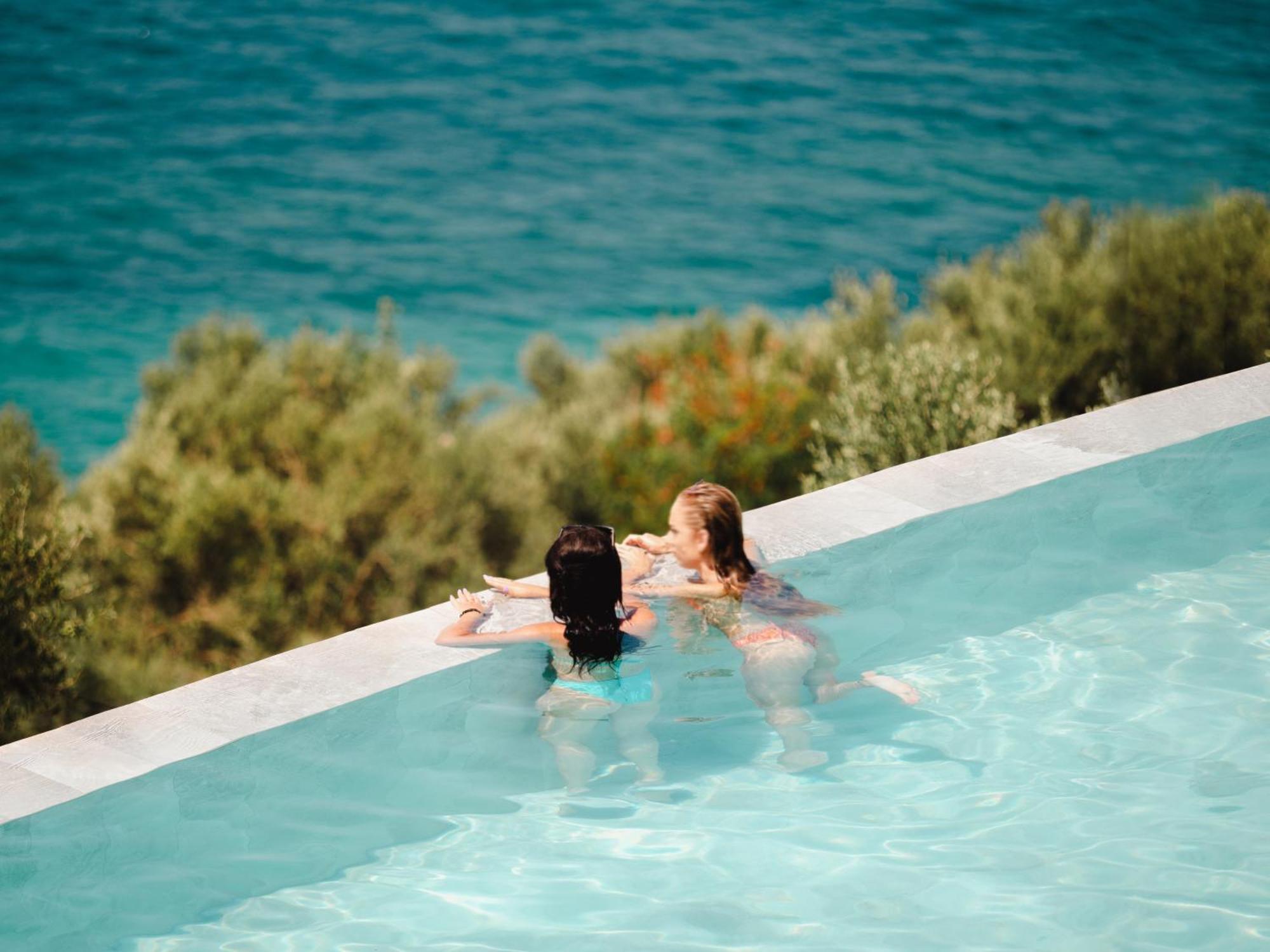 Nobus & Hotel 4*