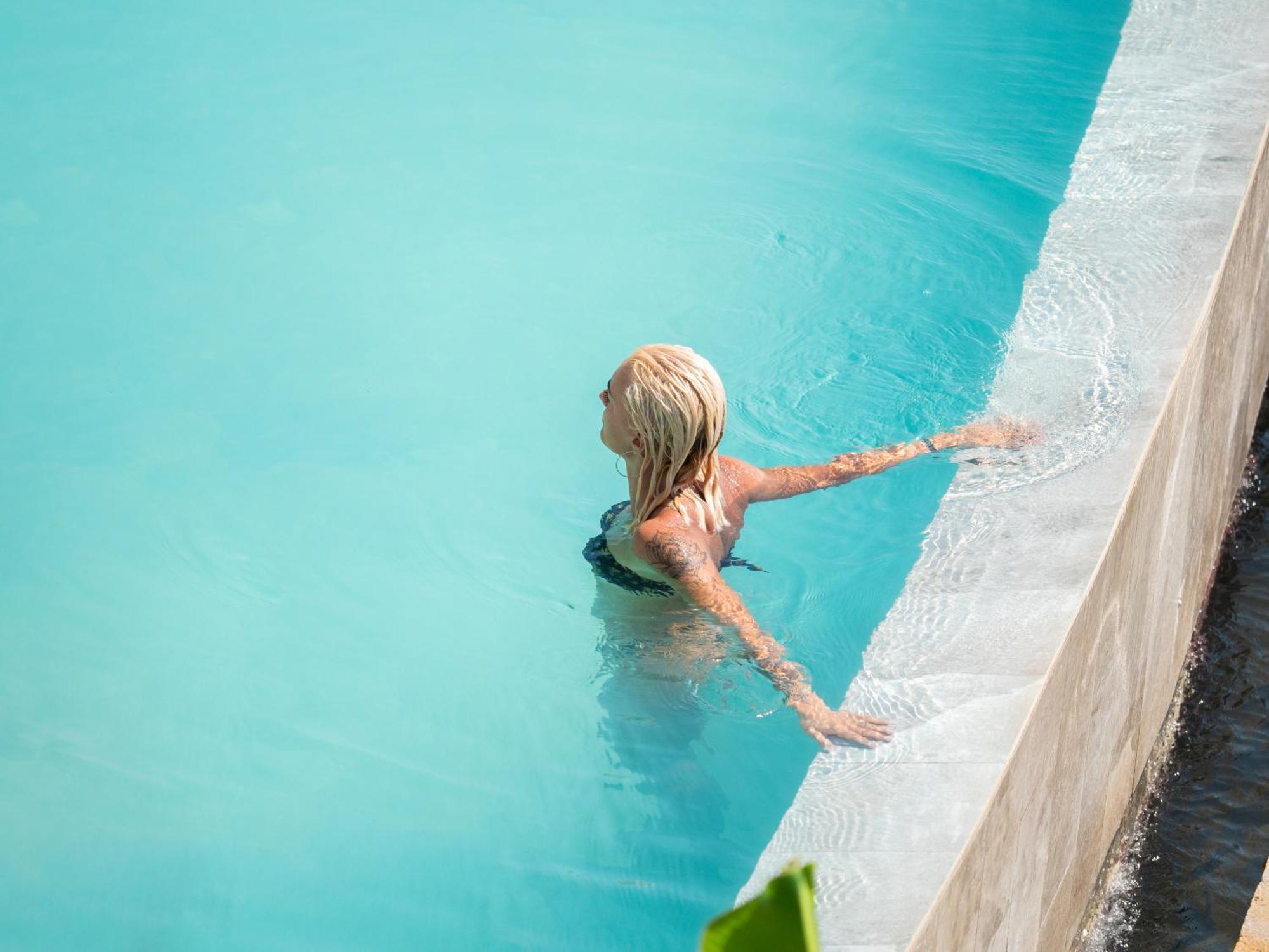 Hotel Nobus & 4*