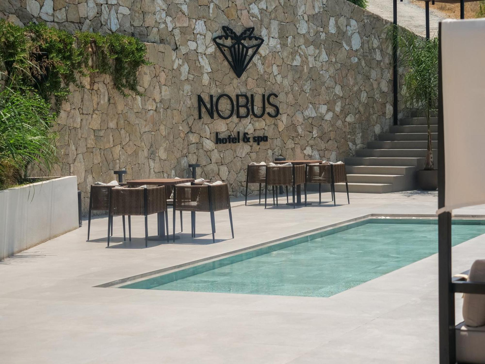 Hotel Nobus & 4*