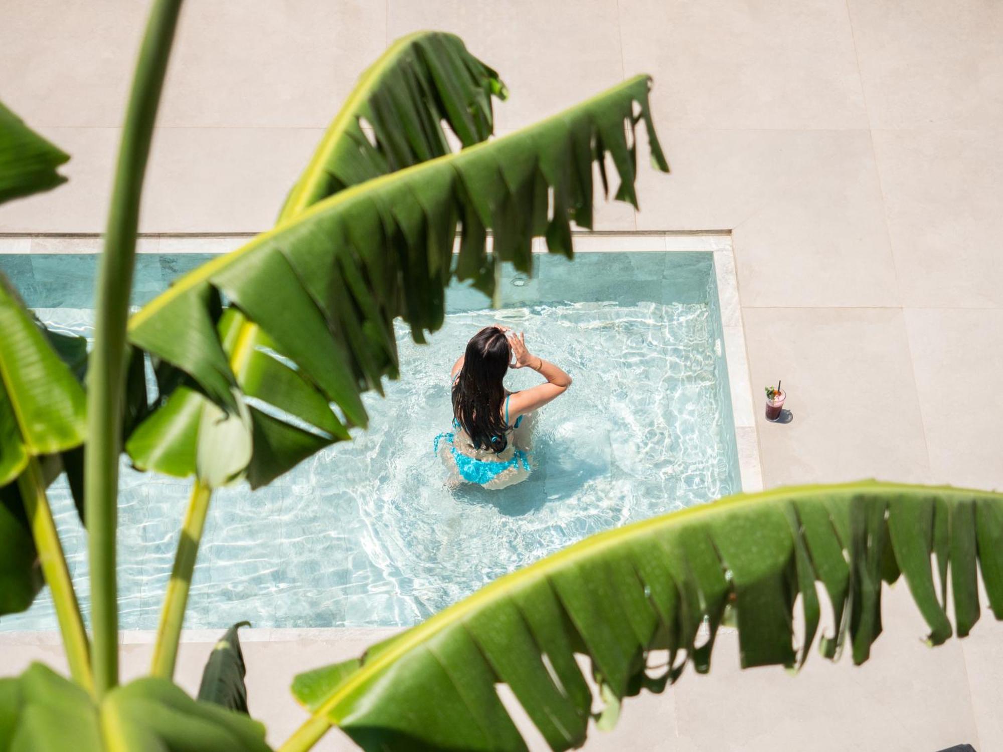 Hotel Nobus & 4*
